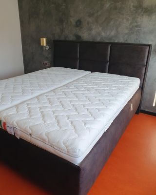 Takhle vypadá spánek bez kompromisů. Postel Vario Tulum v reálném interiéru našich zákazníků – doplněná o italskou...