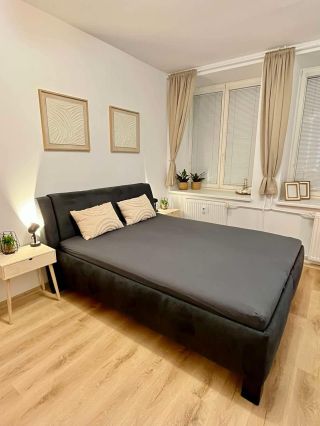 Krásná a nadčasová ✨ To může být kombinace černé postele Vario Nice se zlatými a smetanovými dekoracemi. ✨ A stejně jako...